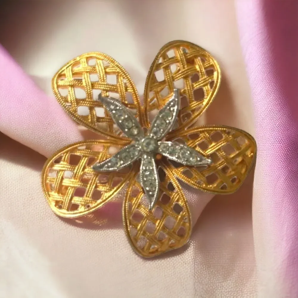 Vtg Filigree Rhinestone Dogwood Brooch‎ Pin Flower Floral Ornate Gold Tone Large